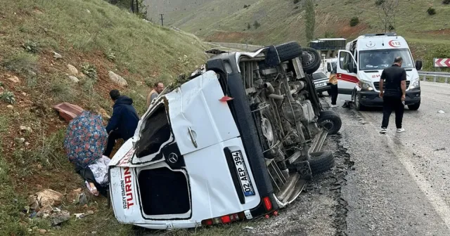 Malatya'da minibüs devrildi: 1'i ağır, 15 yaralı