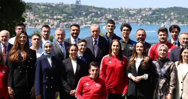 Cumhurbaşkanı Erdoğan, gençler ve milli sporcularla buluştu