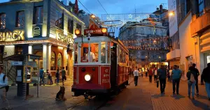 Beyoğlu: Sekülerleşmiş bir kamusal alan kavramının sıra dışı mekanı