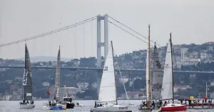 İstanbul Boğazı’nda yat yarışları bitti, gemi trafiği açıldı