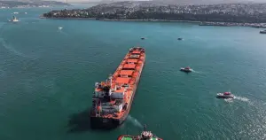 İstanbul Boğazı'nda karaya oturan yük gemisi kurtarıldı