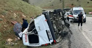 Malatya'da minibüs devrildi: 1'i ağır, 15 yaralı
