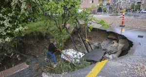 Ankara'da etkili olan sağanak nedeniyle Yenimahalle'de yol çöktü