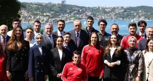 Cumhurbaşkanı Erdoğan, gençler ve milli sporcularla buluştu