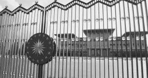 Halkımız bu devlet zümresini sırtında taşımak zorunda değil (1)