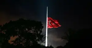 Türkiye'de İbrahim Reisi için bayraklar yarıya indirildi