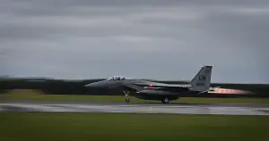 Singapur'da F-16 savaş uçağı düştü