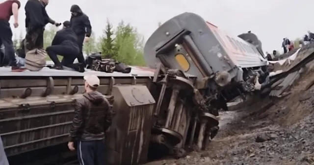 Rusya'da tren raydan çıktı: En az 70 yaralı
