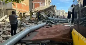 Küçükçekmece'de çöken bina ile ilgili gözaltındaki şüpheliler adliyeye sevk edildi