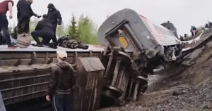 Rusya'da tren raydan çıktı: En az 70 yaralı