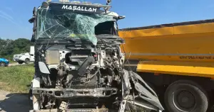 Kocaeli'de tır ile servis minibüsü çarpıştı: 1'i ağır 26 yaralı