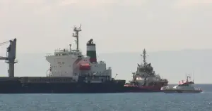 Bakırköy’de kuru yük gemisi karaya oturdu