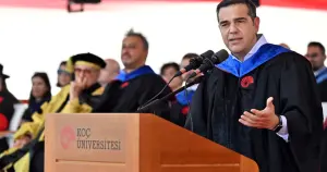 Aleksis Çipras, öğrencilere Türkçe seslendi: Boyun eğme