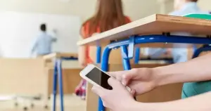Los Angeles'ta okullarda cep telefonu ve sosyal medya yasaklanacak