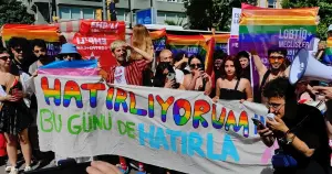 Onur Yürüyüşü Bağdat Caddesi'nde başladı: Gözaltılar var