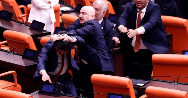 AK Partili milletvekilleri DEM Parti vekili Ali Bozan konuşken saldırdı