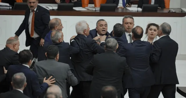 Mecliste MHP'li Akçay ile İYİ Parti'li Türkoğlu arasında kavga