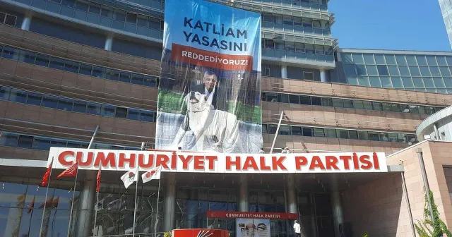 CHP Genel Merkezi'ne "Katliam yasasını reddediyoruz" pankartı asıldı