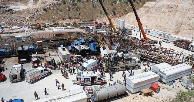 Gabar'da sondaj kulesi çöktü, 3 işçi kulenin altında kaldı