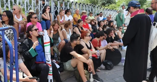 Hayvanların uyutulması düzenlemesi Meclis önünde protesto edildi