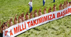 Başpehlivanlar er meydanında "Bozkurt" işareti yaptı