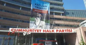 CHP Genel Merkezi'ne "Katliam yasasını reddediyoruz" pankartı asıldı