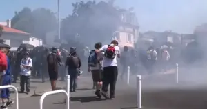 Fransa'da plastik su deposu protestosu: 6 kişi yaralandı