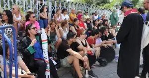 Hayvanların uyutulması düzenlemesi Meclis önünde protesto edildi
