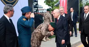 MHP'den Özgür Özel'e "el öpme" yanıtı