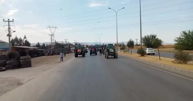 Kahramanmaraş'ta çiftçiler traktörlerle yolu kapattı