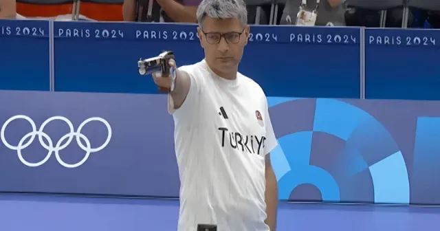 Yusuf Dikeç'in pozu marka haline geliyor