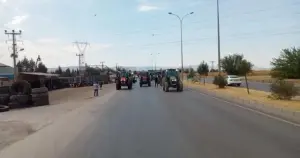 Kahramanmaraş'ta çiftçiler traktörlerle yolu kapattı