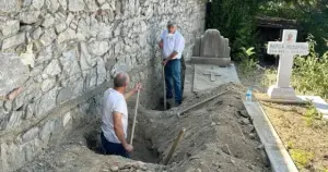 Rum Ortodoks Mezarlığı’nda kaçak kazı yapıp define arayan 4 kişi gözaltına alındı