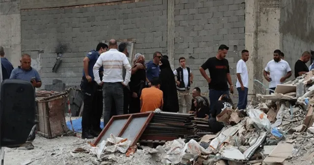 Adana'da kule vinçteki demir kova işçilerin üzerine düştü: 2 ölü