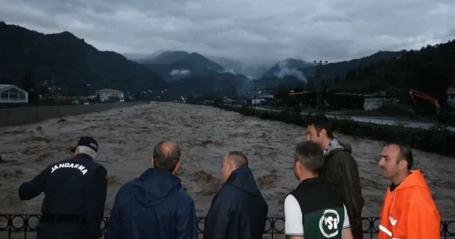 Artvin'de heyelan ve taşkınlar nedeniyle 32 köy yolu kapandı