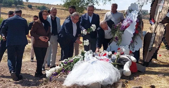 CHP heyeti, Narin’in mezarını ziyaret etti