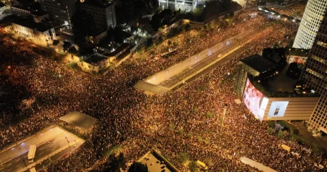 İsrail'de, binlerce kişi Netanyahu'yu protesto etti