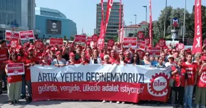 DİSK, İstanbul’da "Gelirde adalet, vergide adalet" eylemi yaptı