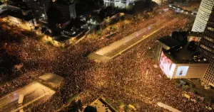 İsrail'de, binlerce kişi Netanyahu'yu protesto etti