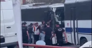 Polonez işçilerine ters kelepçeli gözaltı
