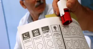 Son seçim anketinden sonuçlar; kararsızlar ve "oy kullanmayacağım" diyenlerin sayısı artıyor
