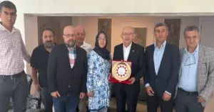 Sosyal Adalet Derneği Kemal Kılıçdaroğlu’na plaket verdi