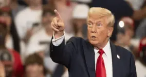 Trump'un bulunduğu bölgeye yakın bir alandan silah sesleri geldi