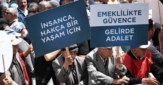 Emekliler Ankara yolunda: ‘İnsan zinciri’ yürüyüşü İzmir’de başladı