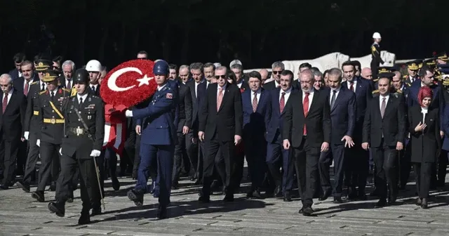 Erdoğan başkanlığındaki devlet erkanı Anıtkabir'i ziyaret etti