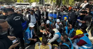 Bakanlığa yürümek isteyen Fernas işçilerine polis müdahalesi