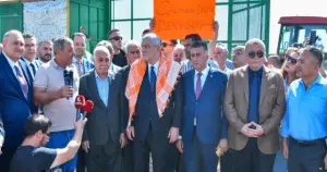 Müsavat Dervişoğlu, pamuk hasadı yapan çiftçilerle buluştu