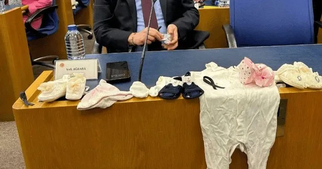 CHP, Sağlık Bakanı Kemal Memişoğlu'nu bebek kıyafetleriyle protesto etti