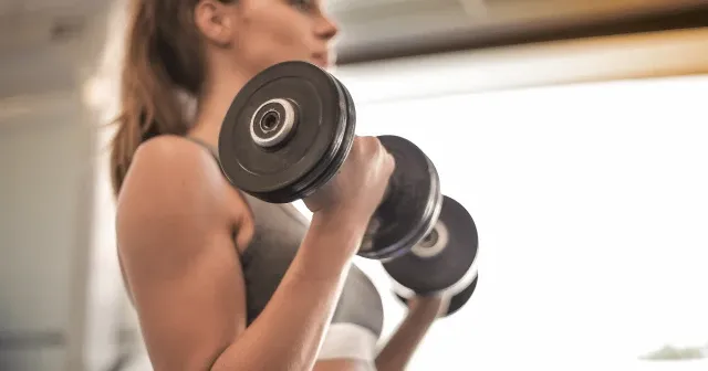 Fitness yaparken kas kütlesini artırmak için nasıl beslenmeliyiz?