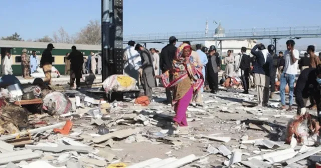 Pakistan'da tren istasyonuna saldırı: Çok sayıda ölü var